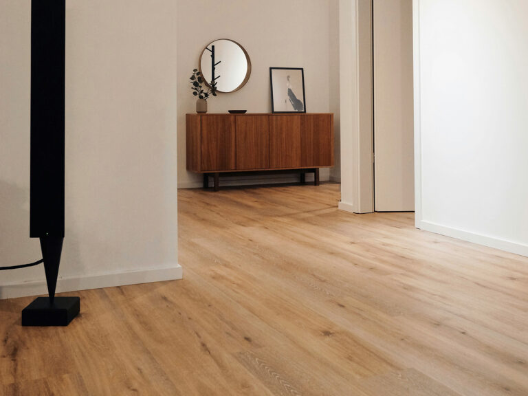 El parquet que hace tu casa más fresca en verano (y casi nadie conoce)